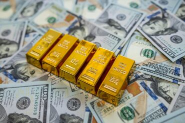 US dollar strengthening in global forex market against euro and sterling