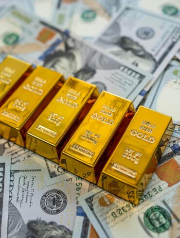 US dollar strengthening in global forex market against euro and sterling