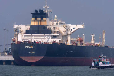 Strait of Hormuz shipping disruption as oil tankers wait during Iran ceasefire