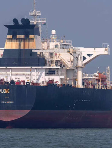 Strait of Hormuz shipping disruption as oil tankers wait during Iran ceasefire