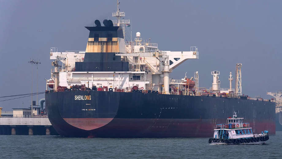 Strait of Hormuz shipping disruption as oil tankers wait during Iran ceasefire